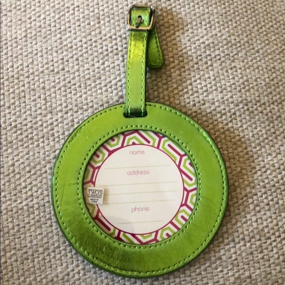 NWOT Two’s Company round luggage or bag tag